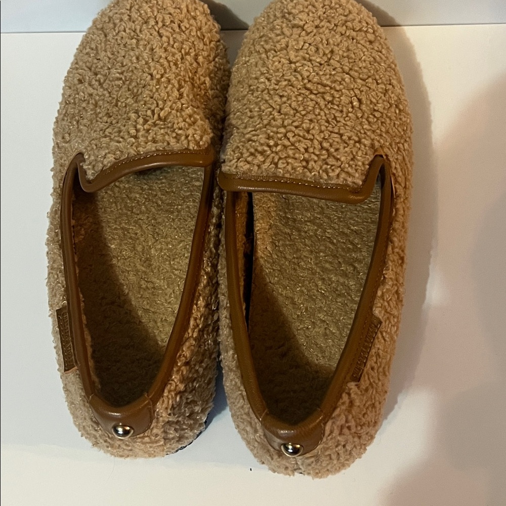 Chelsea & Violet Tan Faux Shearling Studded Denim Trim Loafers Size 7 - Picture 5 of 7